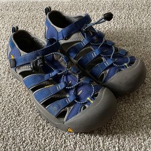 Boys size 7 Keens